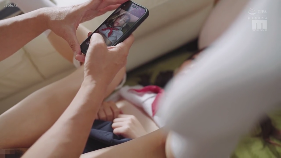 室内 · 仰卧开腿 · 迷离 · 第一人称视角 · 手机 · 水手服 · 拍摄 · 手机屏幕