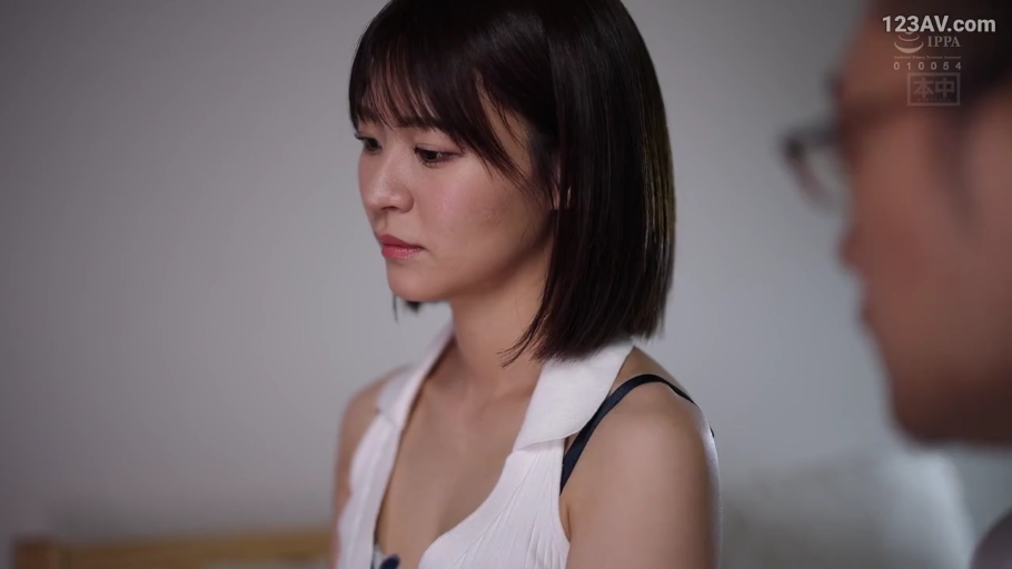 厨房 · 洗手台 · 局部特写 · 红色围裙 · 弯腰俯身 · 准备中 · 人妻题材 · 未露出