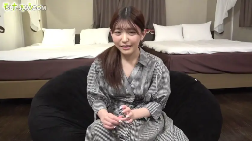 坐姿 · 卧室 · 中景 · 微笑 · 对话 · 长发 · 格子连衣裙 · 懒人沙发