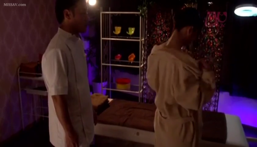 浴袍 · 按摩室 · 按摩床 · 站立 · 全景 · 平静 · 剧情 · 脱衣