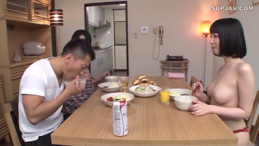 坐姿 · 露乳 · 中景 · 自然 · 餐厅 · 半裸 · 用餐 · 餐具