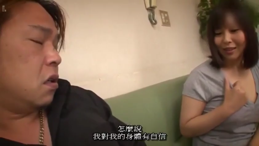 室内 · 坐姿 · 半身 · 休闲装