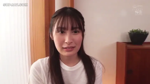 室內 · 坐姿 · 脸部 · 注視 · 清纯 · 白色T恤 · 微露笑意