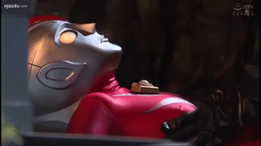 室内 · 上半身特写 · 仰躺 · 胸部被抚摸 · 红色紧身皮衣 · 无表情面具 · 奥特曼头盔 · 特摄AV