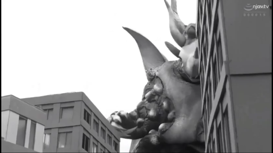 站立 · 头部特写 · 建筑 · 攻击 · 黑白 · 城市 · 怪兽皮套 · 咆哮