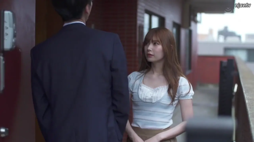 真剣 · 站姿 · プロット · 走廊 · 交流 · ストライプの上着 · ドアベル