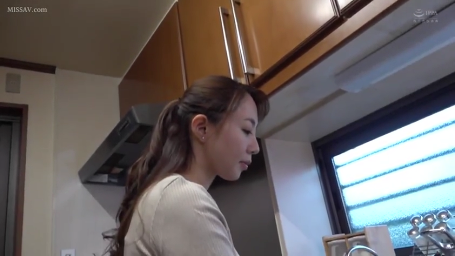 和室 · 中景 · 站姿 · 微笑 · 注视镜头 · 齐刘海 · 红色碎花衬衫