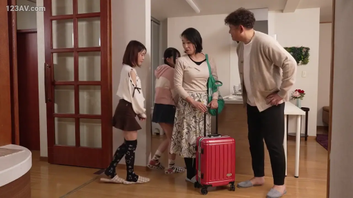 室内 · 交谈 · 严肃 · 站立 · 行李箱 · 全景 · 休闲装 · 家庭场景