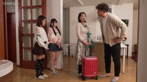 严肃 · 站立 · 行李箱 · 客厅 · 训斥 · 日常服 · 家庭剧情