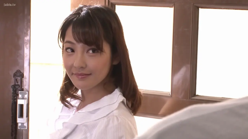 面部特写 · 注视 · 门口 · 温柔微笑 · 侧身站立 · 长发熟女 · 白色条纹衬衫 · 门栓