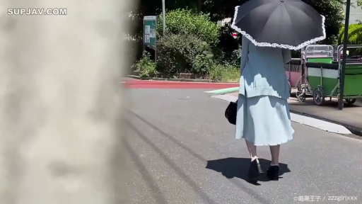 户外街道 · 全身背影 · 浅蓝色裙装