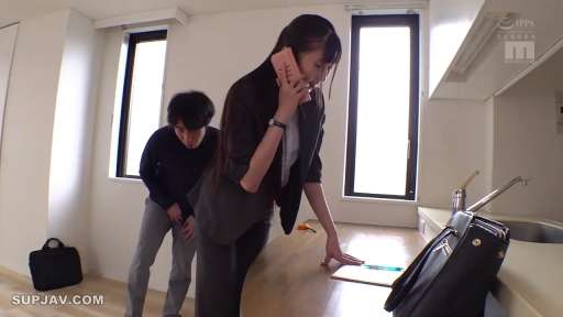 室内 · 严肃 · 俯身 · 中景 · 手机 · 西装 · 职场 · 打电话