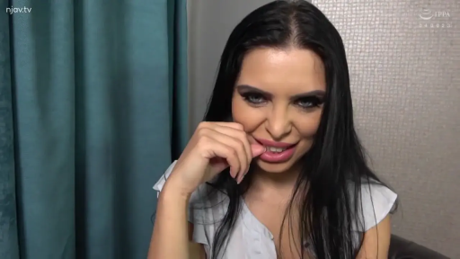 室内 · 座り姿勢 · 顔部のクローズアップ · 白い上着 · 诱惑 · 黑发 · 咬指尖