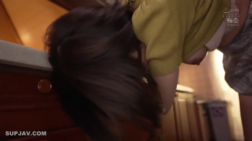 迷离 · 厨房 · 乳房 · 男伴 · 后入性交 · 趴在桌上 · 黄色短袖