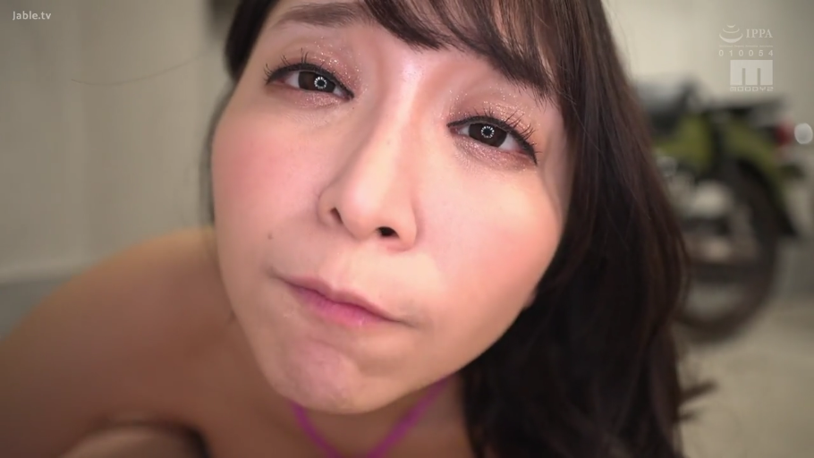 室内 · 身をかがめる · 顔部のクローズアップ · 高清 · 意乱情迷 · 含入口中 · 紫色挂脖内衣