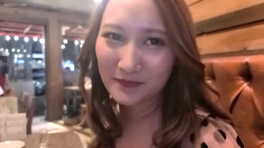 坐姿 · 脸部 · 微笑 · 桌子 · 餐厅 · 看向镜头 · 波点上衣