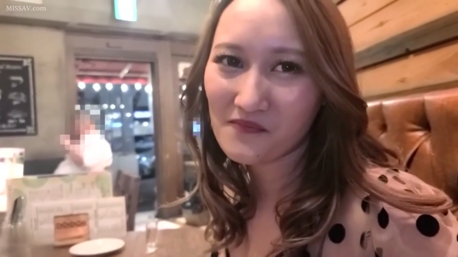 坐姿 · 脸部特写 · 自然 · 对视 · 餐厅 · 长发 · 餐具 · 波点上衣