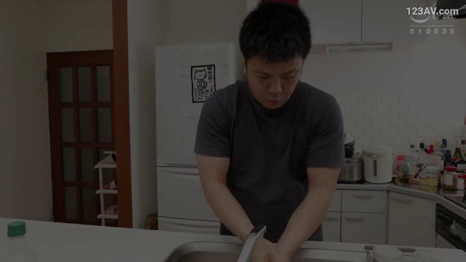 集中 · 站立 · 中景 · キッチン · 洗碗 · 男性 · 冰箱 · 深色T恤