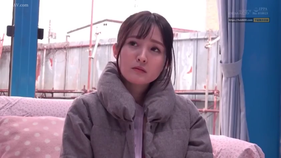 室内 · 坐姿 · 忧郁 · 中景 · 枕头 · 凝视 · 剧情向 · 羽绒服