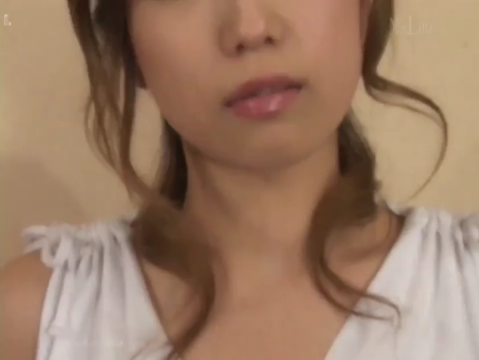 室内 · 坐姿 · 严肃 · 脸部特写 · 凝视 · 白色吊带 · 卷发