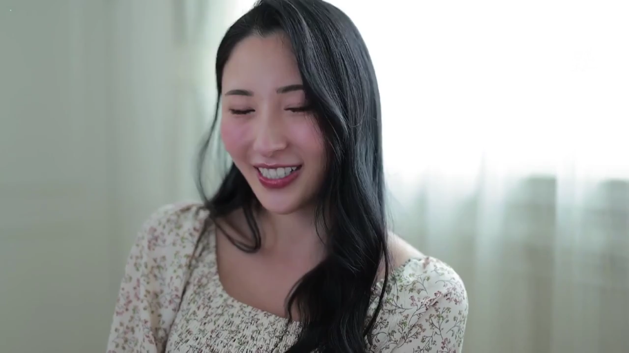 室内 · 面部特写 · 碎花上衣 · 微低头