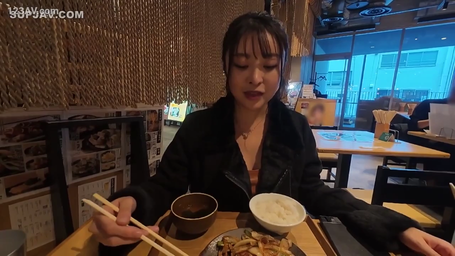 室内 · 面部特写 · 黑色上衣 · 陶醉表情 · 背景模糊 · 仰头姿势 · 性高潮行为