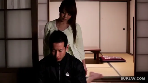 严肃 · 和室 · 中景 · 榻榻米 · 注视 · 针织开衫 · 男坐女立