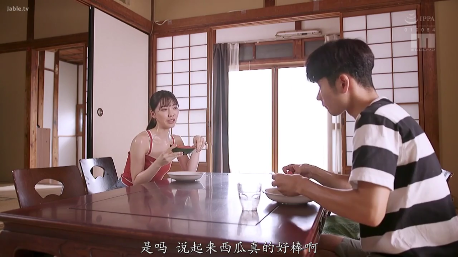 坐姿 · 和室 · 中景 · 自然 · 剧情 · 红色背心 · 西瓜 · 吃西瓜