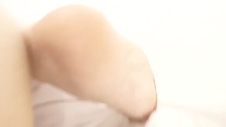 卧室 · 展示 · 裸体 · 被褥 · 侧卧 · 足控 · 脚部特写