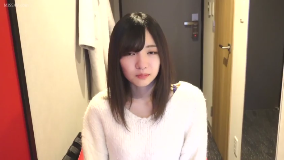 室内 · 单人 · 脸部 · 站立 · 注视 · 平淡 · 毛衣