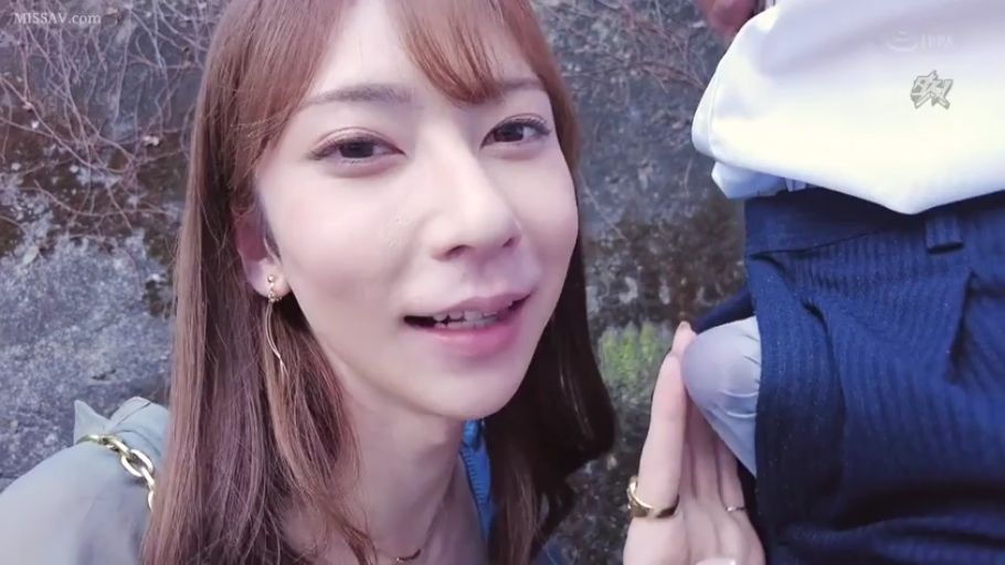 脸部特写 · 微笑 · 户外 · 挑逗 · 戒指 · 靠近 · 成人 · 夹克