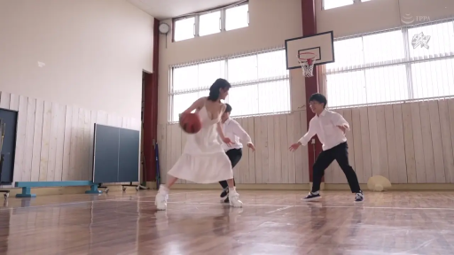 愉悦 · 全景 · 白色连衣裙 · 篮球 · 体育馆 · 运动风 · 打篮球 · 运动姿态