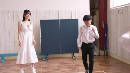 站立 · 全景 · 白色吊带裙 · 笑容 · 打乒乓球 · 校园风格 · 乒乓球桌 · 室内球场