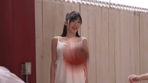 中景 · 站姿 · 微笑 · 户外 · 动态模糊 · 篮球 · 白色吊带裙 · 拍球