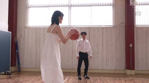 专注 · 白色吊带长裙 · 清纯 · 篮球 · 中远景 · 侧身站立 · 打篮球 · 室内体育馆