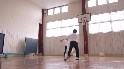 奔跑 · 运动长裤 · 否 · 非色情 · 打篮球 · 篮球架 · 篮球场