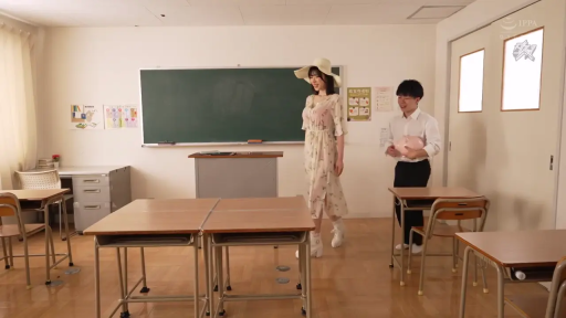 教室 · 行走 · 黑长裤 · 微笑 · 讲台 · 校园题材 · 无特写 · 进入教室