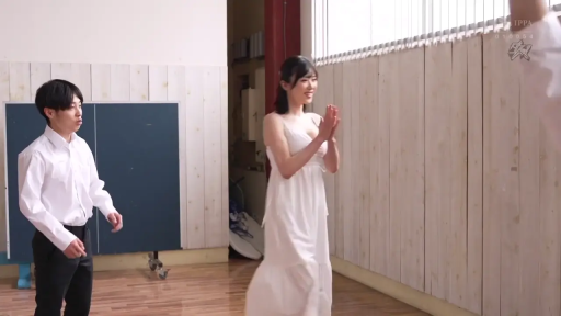 体育馆 · 全身 · 站立 · 微笑 · 多人 · 白色连衣裙 · 拍手 · 乒乓球桌