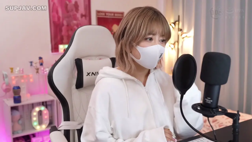 平静 · Half-body · Sit properly. · 口罩 · Microphone · Live Stream Room · 直播 · 白色连帽衫