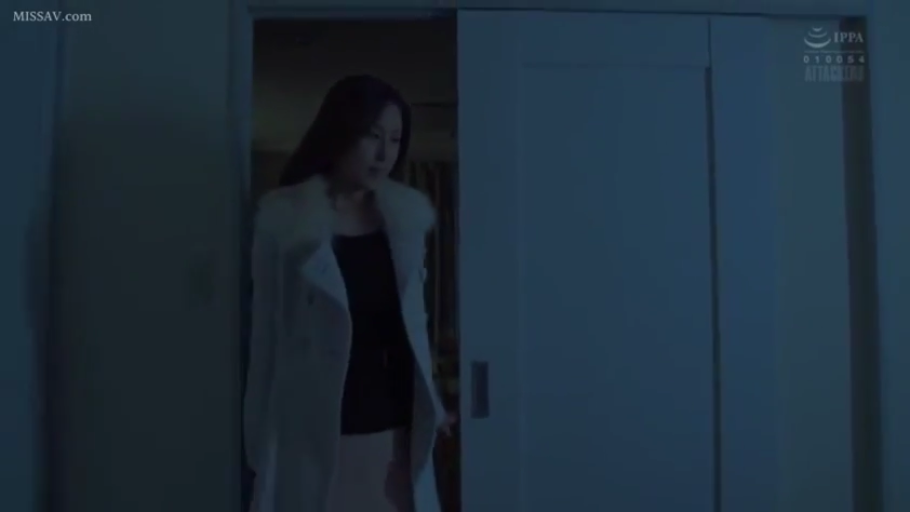 卧室 · 愉悦 · 远景 · 多人 · 白色T恤 · 床单 · 多人互动 · 堆叠