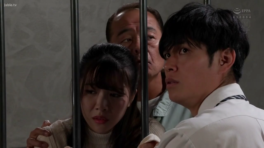 站立 · 剧情 · 针织衫 · 近景 · 牢房 · 窥视 · 担忧 · 铁栏杆