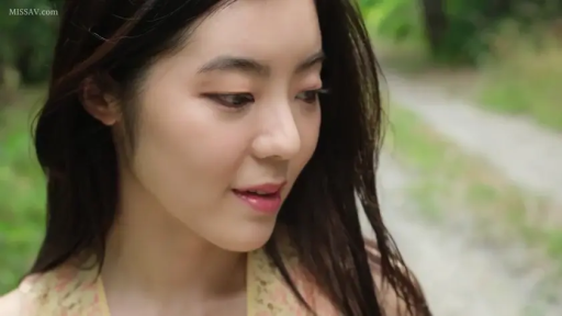 面部特写 · 侧颜 · 无袖连衣裙 · 户外小径