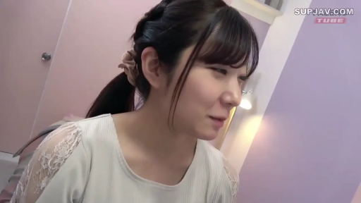 室内 · 坐姿 · 面部 · 床铺 · 微笑 · 注视 · 针织衫 · 清纯