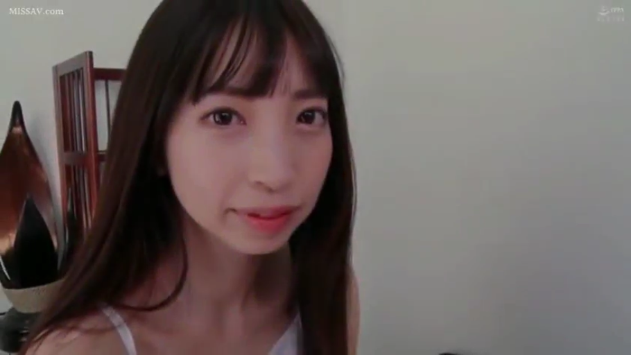 室内 · 面部 · 站立 · 注视 · 长发 · 背景装饰 · 浅笑 · 白色吊带衫