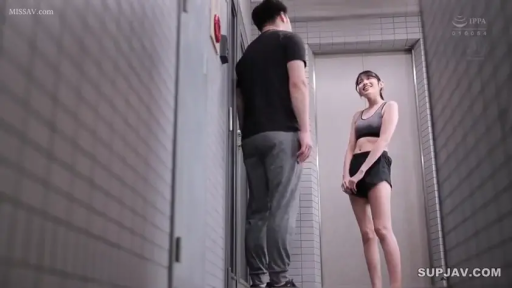 全身 · 站立 · 对话 · 走廊 · 笑容 · 男女 · 运动装