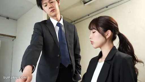 室内 · 严肃 · 中景 · 交流 · 西装 · 职场 · 男站女坐