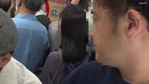 Stand · Medium shot · Casual wear · 满员电车