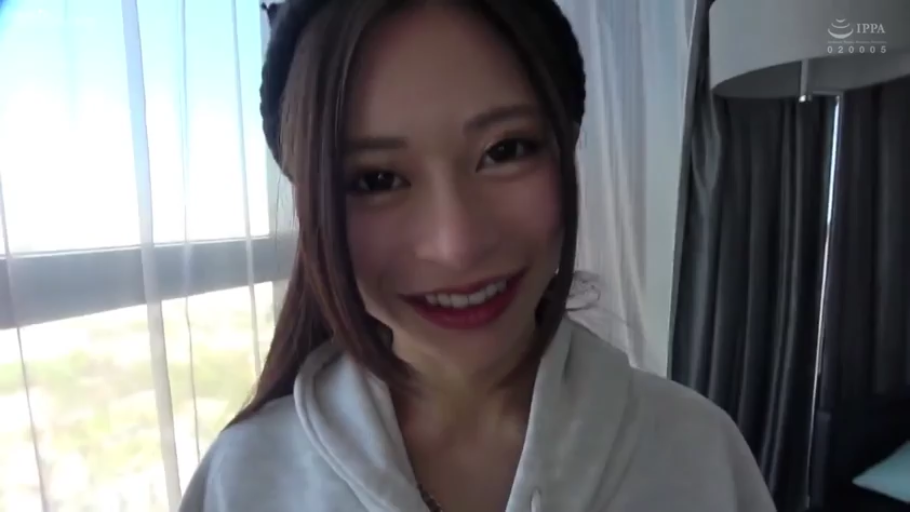 面部 · 站立 · 微笑 · 注视镜头 · 室内窗边 · 白色连帽衫 · 黑色针织帽