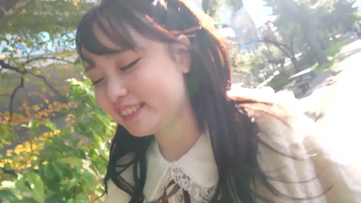 面部 · 站立 · 微笑 · 白色衬衫 · 公园 · 撩发 · 阳光