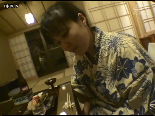 门边 · 双马尾 · 站立 · 掀起衣服 · 乳房 · 开心 · 白色无袖上衣 · 门牌